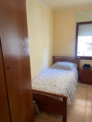 Cama individual, mesita y armario