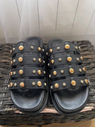 Sandalias negras con tachuelas doradas T.39