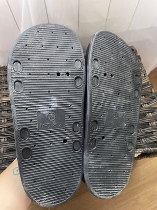 Sandalias negras con tachuelas doradas T.39