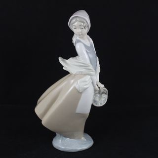 Figura Porcelana NAO LLADRO Mujer Joven con Cesta