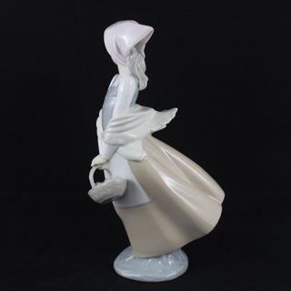 Figura Porcelana NAO LLADRO Mujer Joven con Cesta