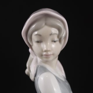 Figura Porcelana NAO LLADRO Mujer Joven con Cesta