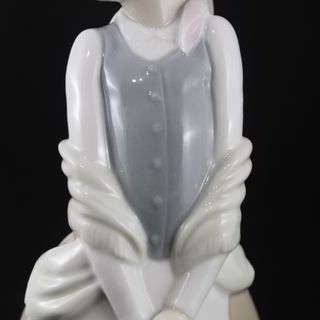 Figura Porcelana NAO LLADRO Mujer Joven con Cesta