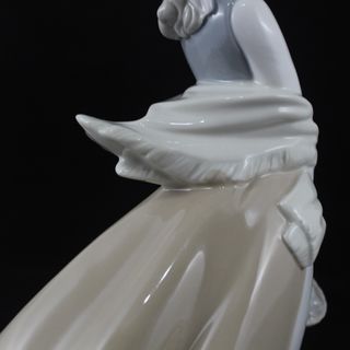 Figura Porcelana NAO LLADRO Mujer Joven con Cesta