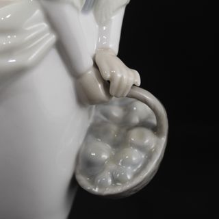 Figura Porcelana NAO LLADRO Mujer Joven con Cesta