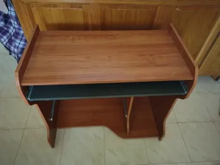 Mesa de escritorio de madera
