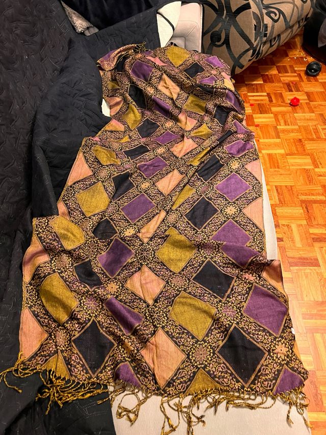 Conjunto de varios foulards dorados y morados