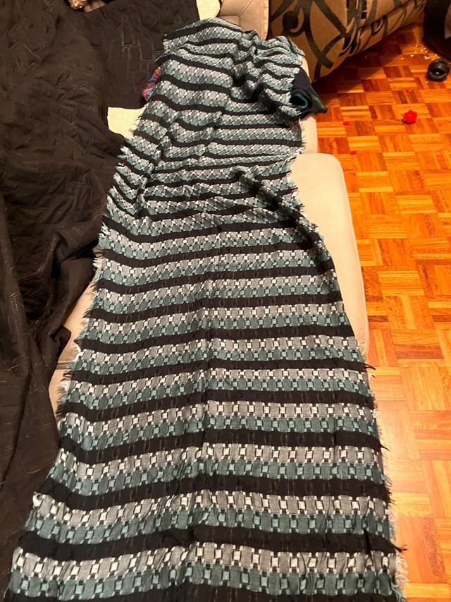 Conjunto de varios foulards dorados y morados