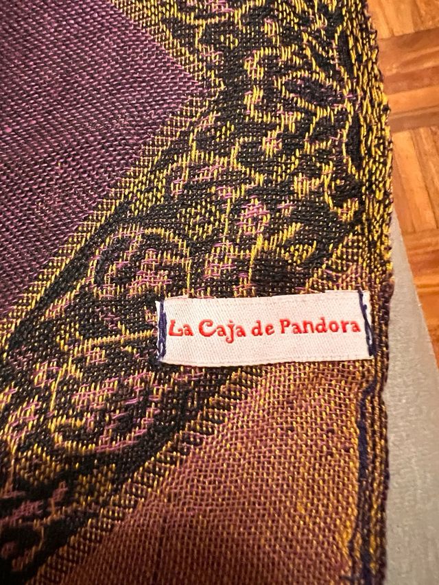 Conjunto de varios foulards dorados y morados