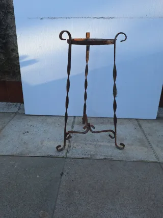 Jardinera antigua de hierro forjado