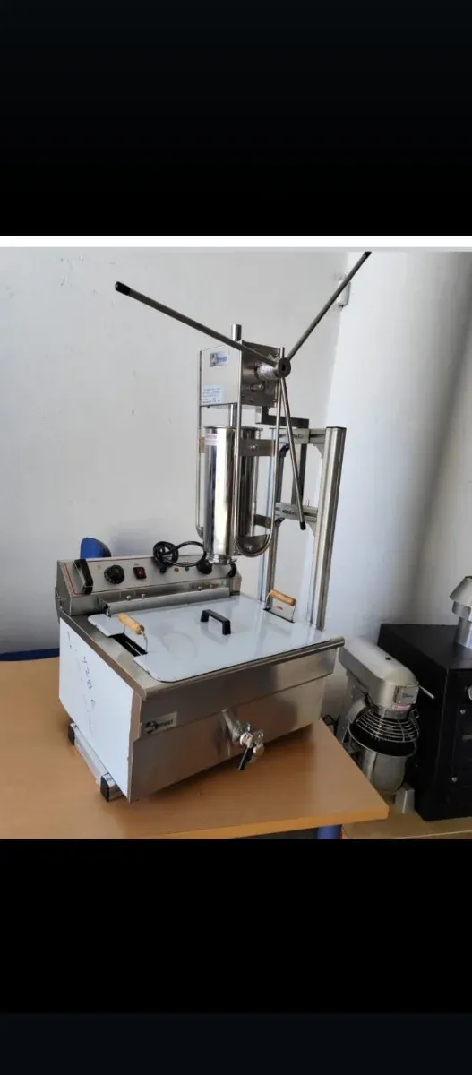 Freidora eléctrica para churros con dosificador.