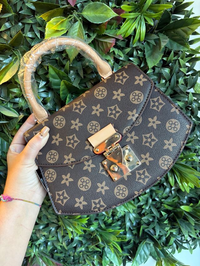 Bolso marrón con detalles dorados