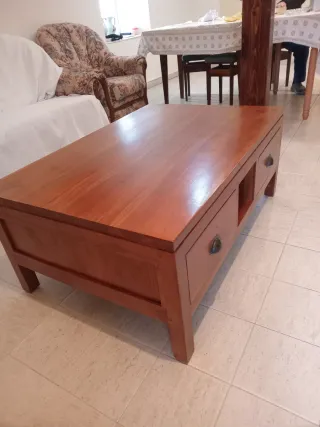 Mesa de centro de salón, madera maciza.como nueva.