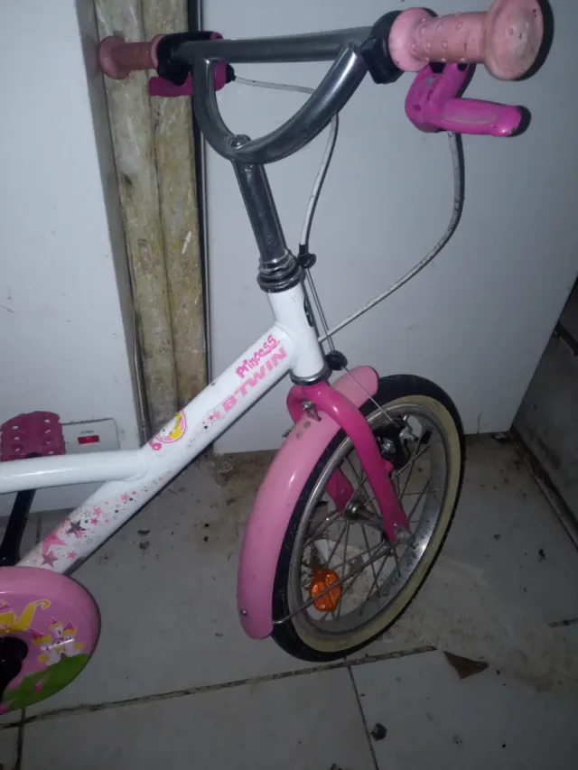 Bicicleta infantil rosa con diseño de princesa