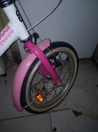 Bicicleta infantil rosa con diseño de princesa