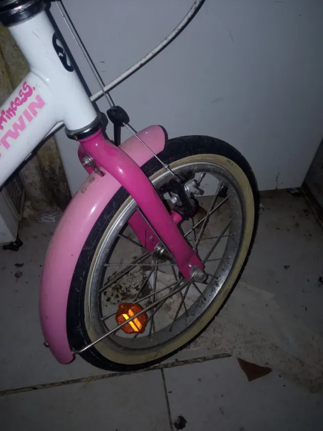 Bicicleta infantil rosa con diseño de princesa
