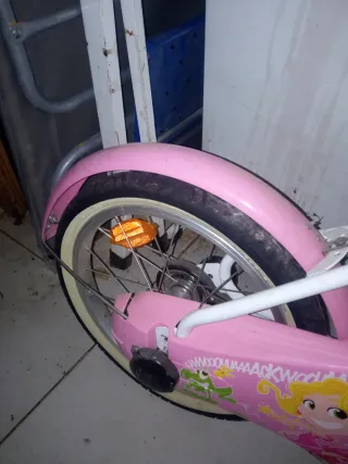 Bicicleta infantil rosa con diseño de princesa