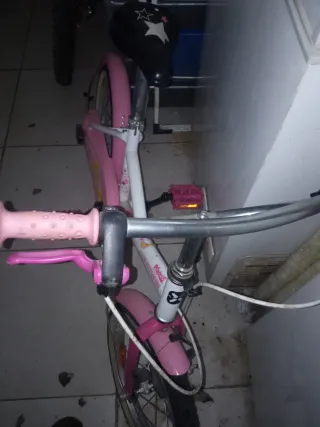 Bicicleta infantil rosa con diseño de princesa