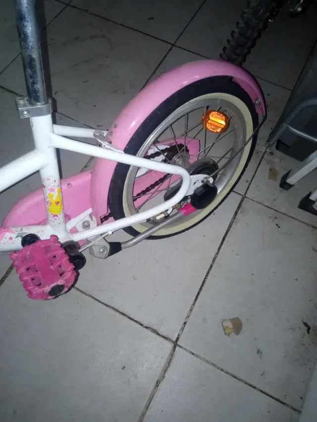 Bicicleta infantil rosa con diseño de princesa