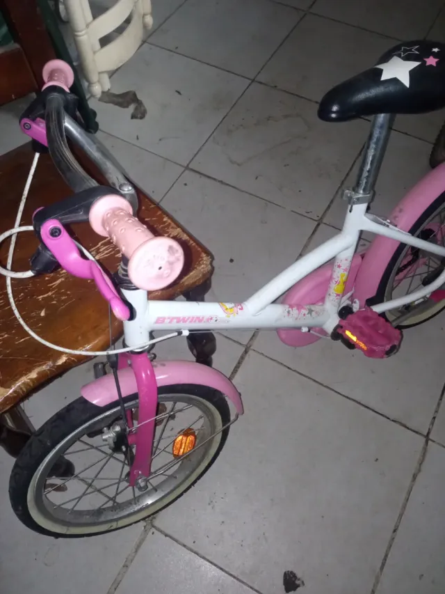 Bicicleta infantil rosa con diseño de princesa