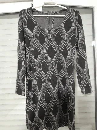 Vestido de punto gris y negro