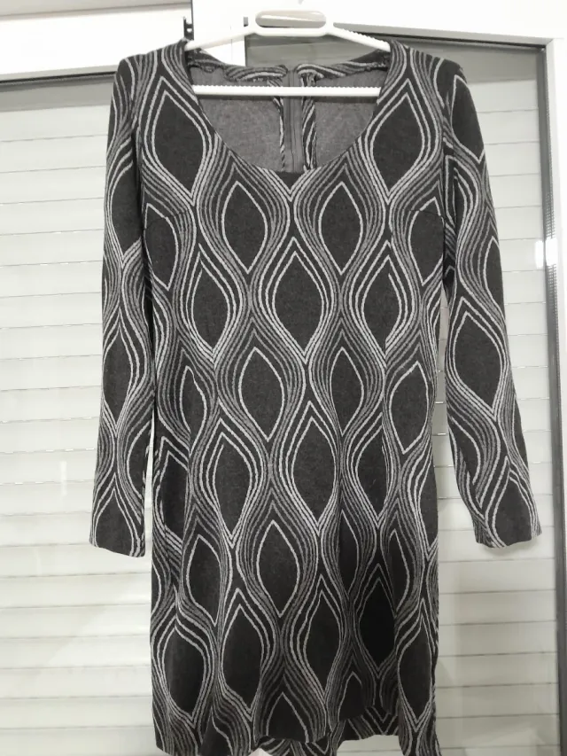 Vestido de punto gris y negro