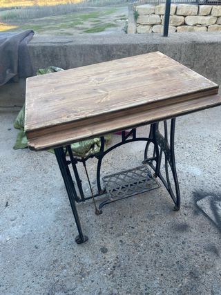 Mesa antigua de hierro y madera