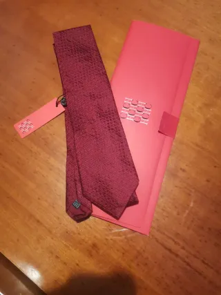 Corbata roja con diseño texturizado