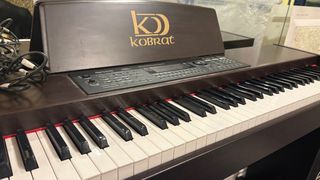 Piano digital Kobrat con cargador y pedal