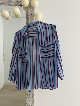 Camisa rayas azul, roja Stradivarius T.M