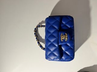 Borsa Chanel blu con dettagli dorati