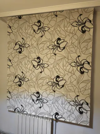 Estor estampado floral blanco,beige y negro