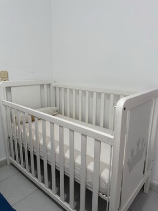 Cuna blanca con diseño de corona