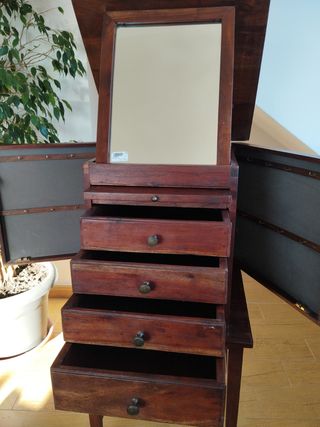 Mueble joyero de madera con espejo