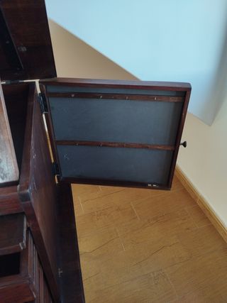 Mueble joyero de madera con espejo