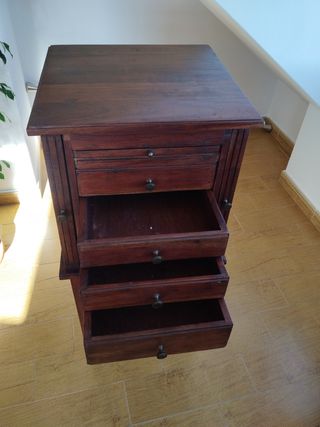 Mueble joyero de madera con espejo