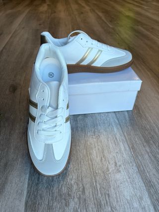 Zapatillas deportivas blancas y doradas talla 39