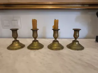 Juego de 4 candeleros de bronce antiguos