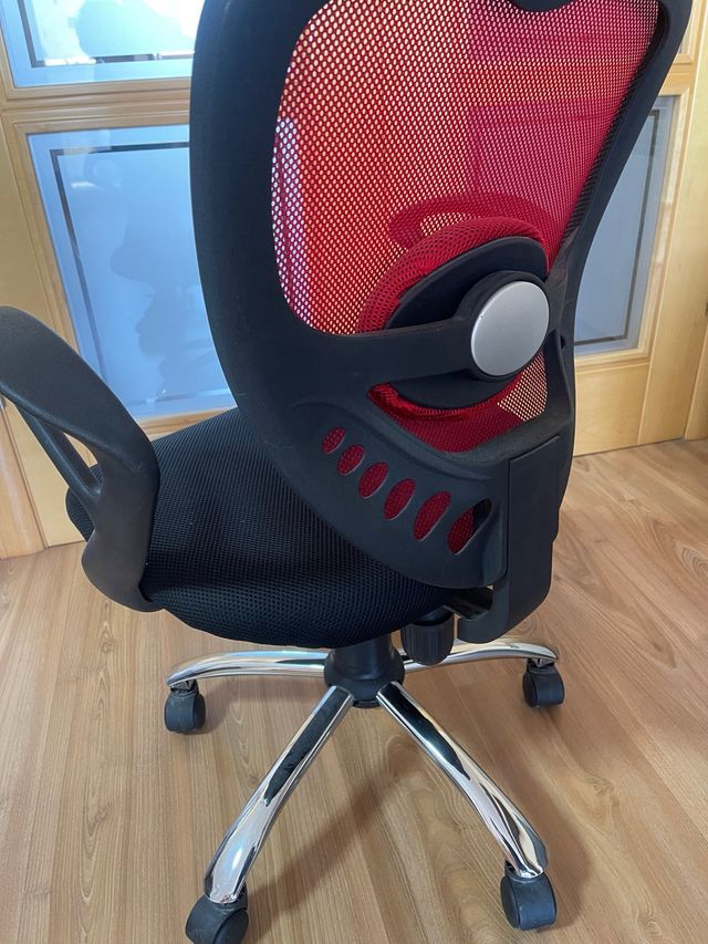 Silla de oficina ergonómica negra y roja