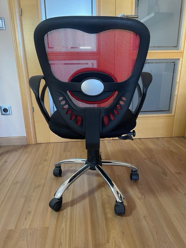 Silla de oficina ergonómica negra y roja