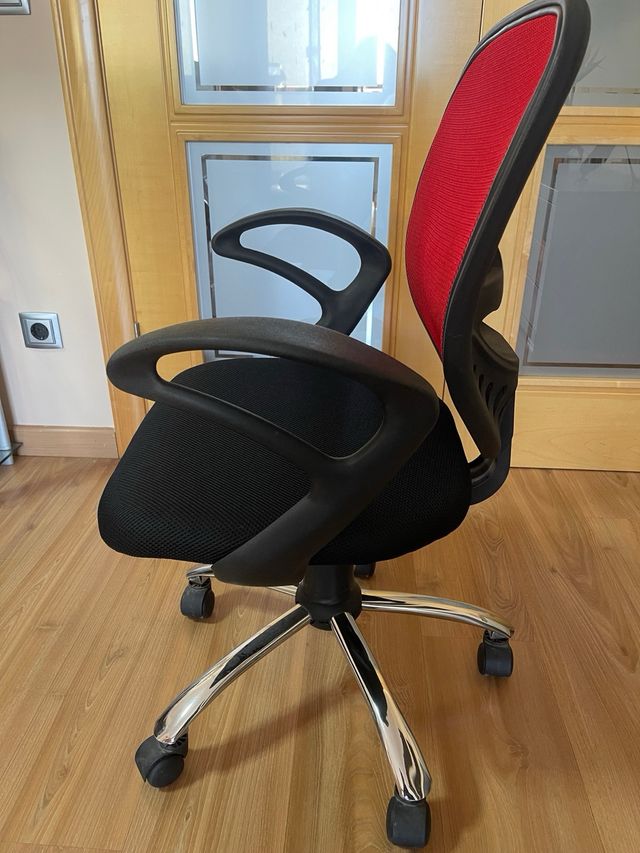 Silla de oficina ergonómica negra y roja
