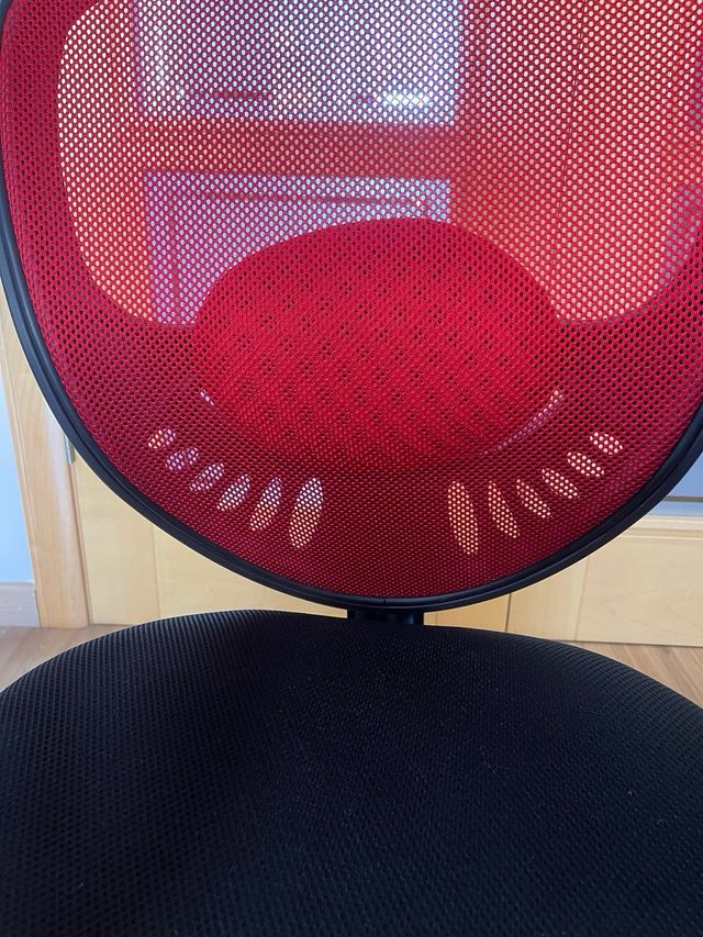 Silla de oficina ergonómica negra y roja