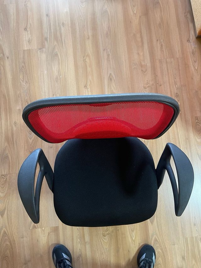 Silla de oficina ergonómica negra y roja