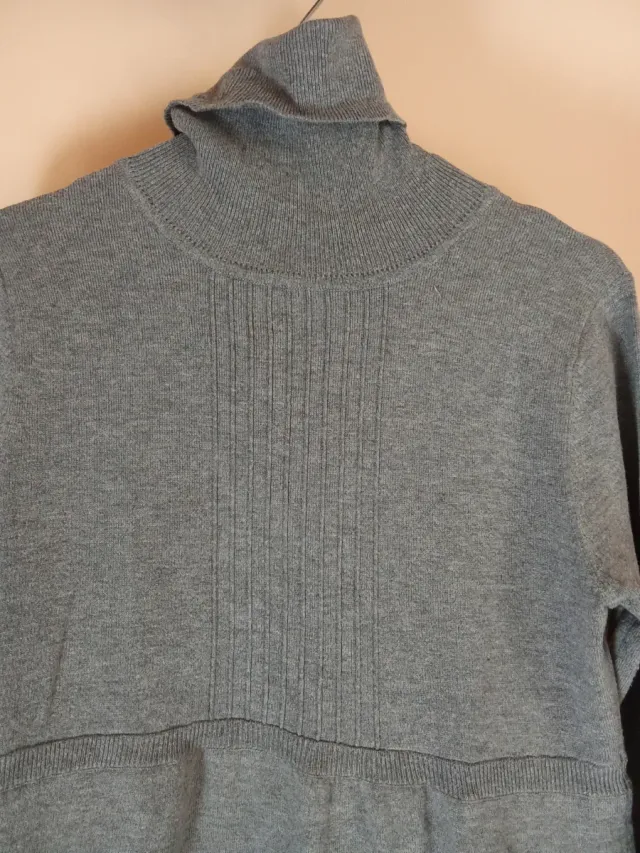 Vestido gris de cuello alto