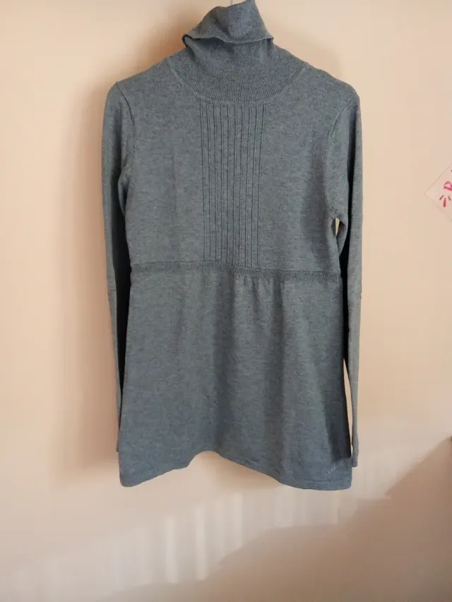 Vestido gris de cuello alto