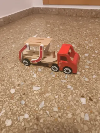 Camión de madera con remolque