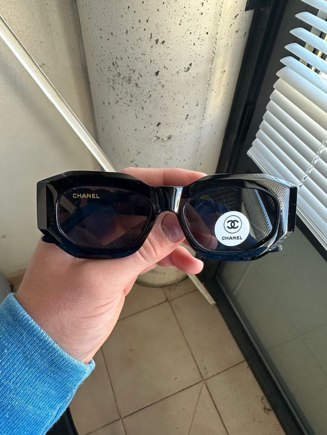 Gafas de sol Chanel negras y doradas