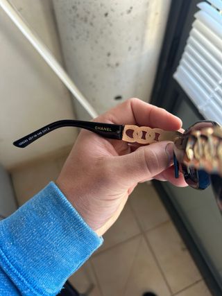 Gafas de sol Chanel negras y doradas