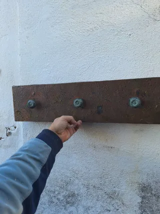 Perchero antiguo cobre con detalle floral