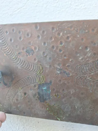 Perchero antiguo cobre con detalle floral